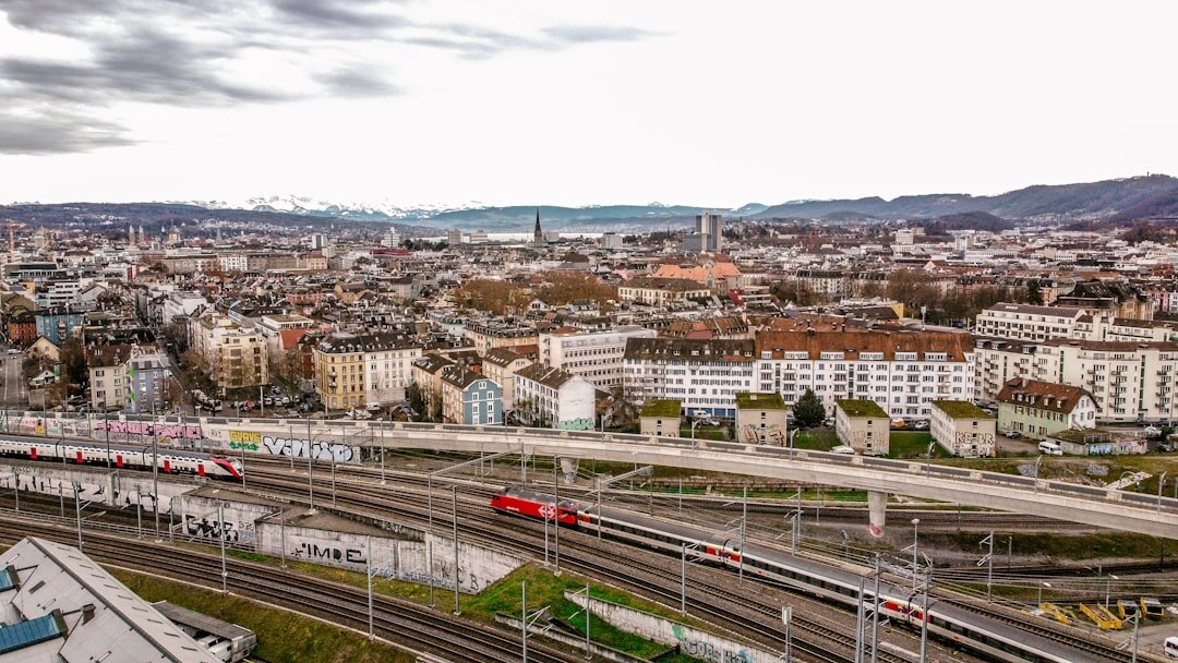 Strasse in Zürich mit historischer Werbung